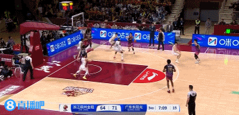 完全骗开防守！程帅澎跳起转身击地背传助攻余嘉豪暴扣