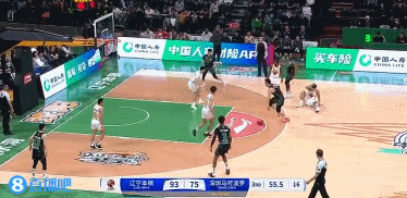 防守崩了？付豪中路突破如入无人之境轻松双手暴扣